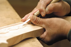 Craftman curving decorative pattens on the wood